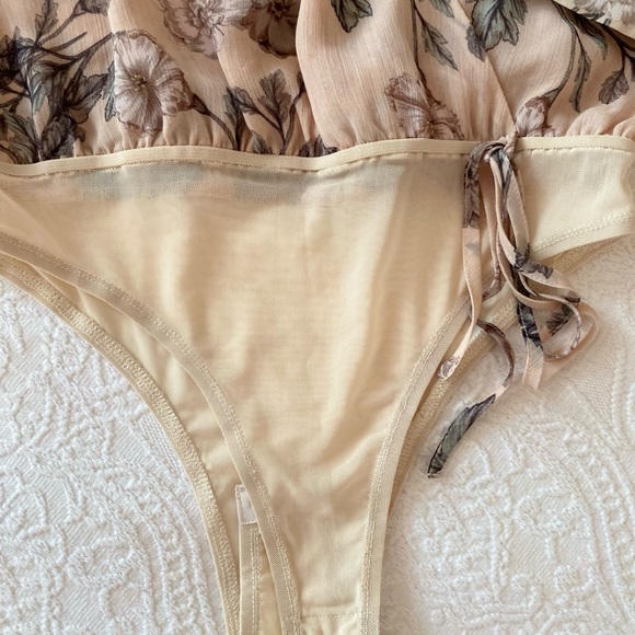 ASTR size S bodysuit/blouse with beautiful flower prints. Gently worn. - Picture 3 of 5